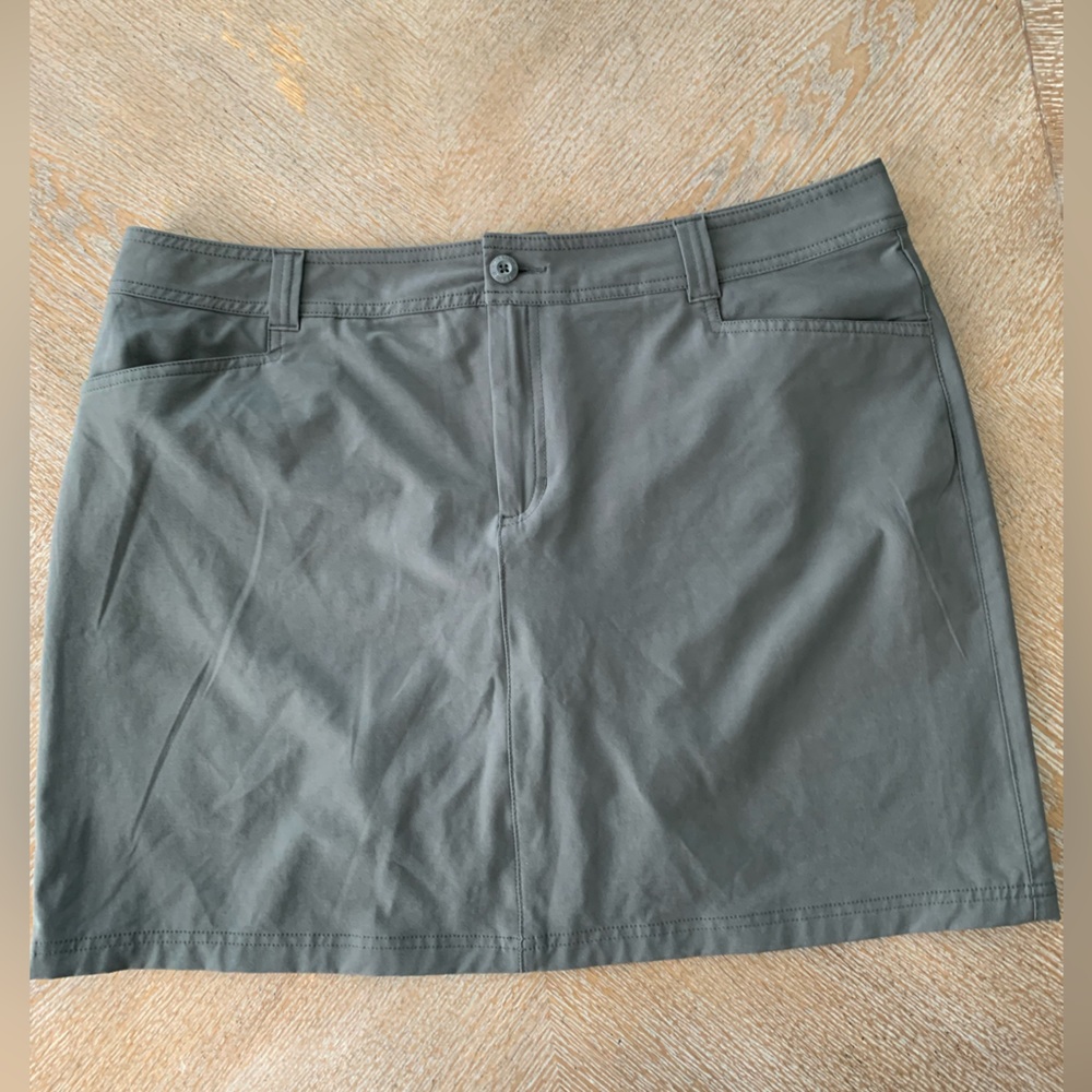 Eddie Bauer Gray Skirt/skort Size 16 length 18” waist 40 Pockets  Nylon